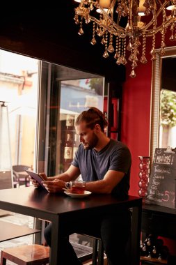 Tablet vasıl görünen genç adam