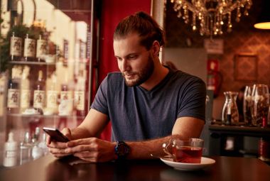 Manifatura smartphone cep telefonu ile genç adam