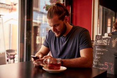 genç adam smartphone cep telefonu ile mesaj okuma