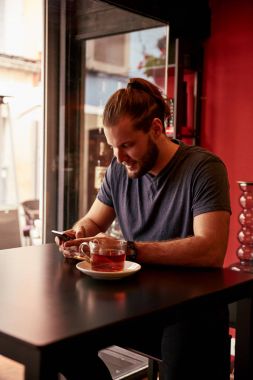 adam okuma mesaj smartphone cep telefonu ile  