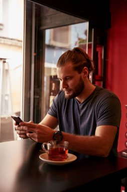 Manifatura smartphone cep telefonu ile genç adam 