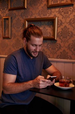 genç adam manifatura mesaj smartphone cep telefonu ile  