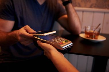 genç adam akıllı telefon kadın için veriyor