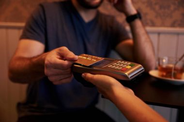 Veren kredi kartı genç adam 