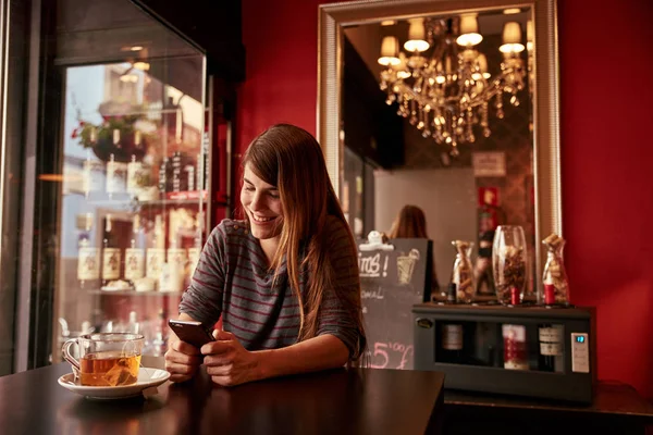 Ung dame sidder i bar - Stock-foto