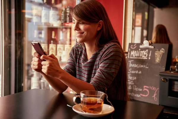 gülümseyen genç kadın manifatura