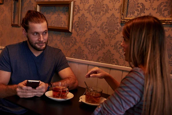 Oung namoro casal sentado no pub — Fotografia de Stock