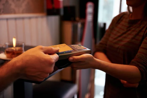 Kredi kartı kartı makine üzerinde — Stok fotoğraf