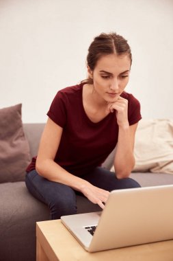 Dizüstü bilgisayar kullanan genç kadın 