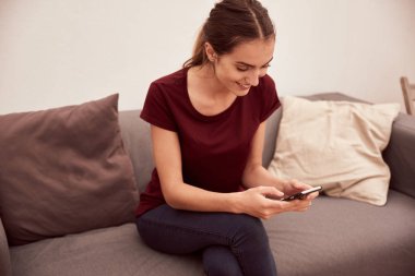 genç kadın gönderme mesaj