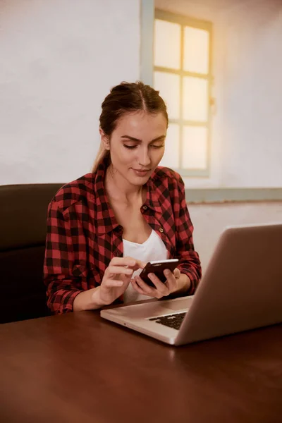 Vacker ung kvinna skriver på mobiltelefon — Stockfoto