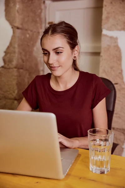Красива молода жінка з ноутбуком — стокове фото
