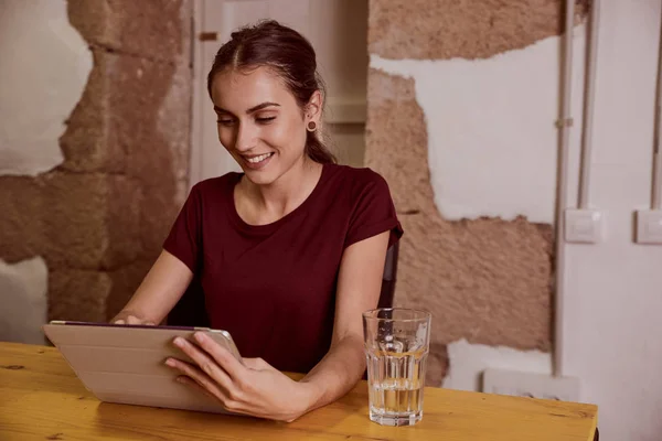 Mujer joven escribiendo en la tableta — Foto de Stock