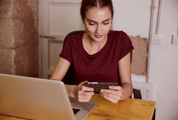 Hermosa mujer joven mensaje de texto — Foto de Stock