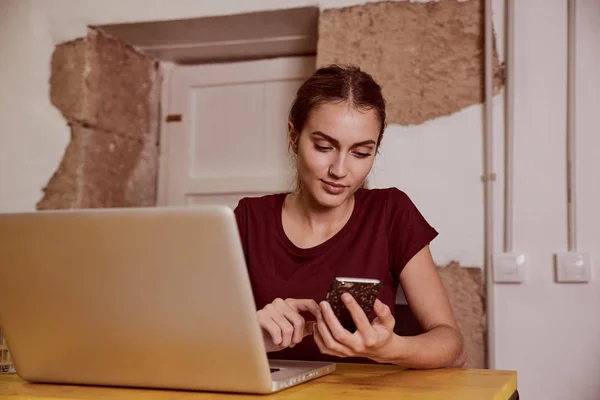 Mujer escribiendo mensaje en el teléfono inteligente — Foto de Stock