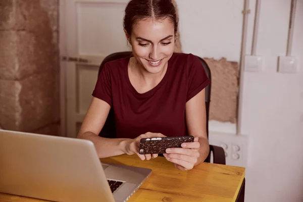 Hermosa mujer joven usando teléfono inteligente — Foto de Stock