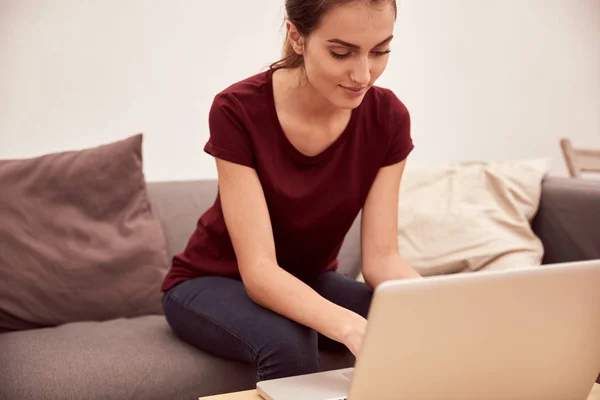 Młoda kobieta pisząca na laptopie — Zdjęcie stockowe