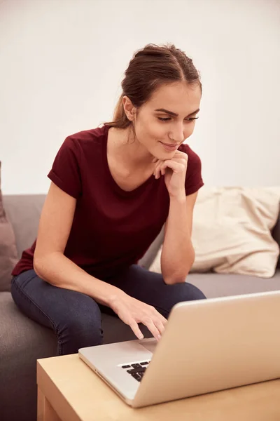 Fiatal nő használ laptop — Stock Fotó