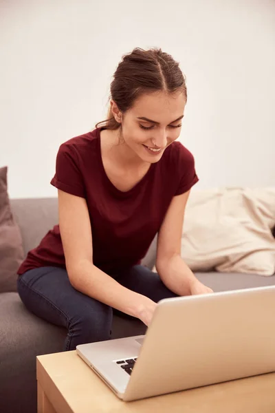 Fiatal nő gépel a laptopon — Stock Fotó