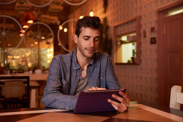 Young man relaxing with tablet — Stock Photo, Image