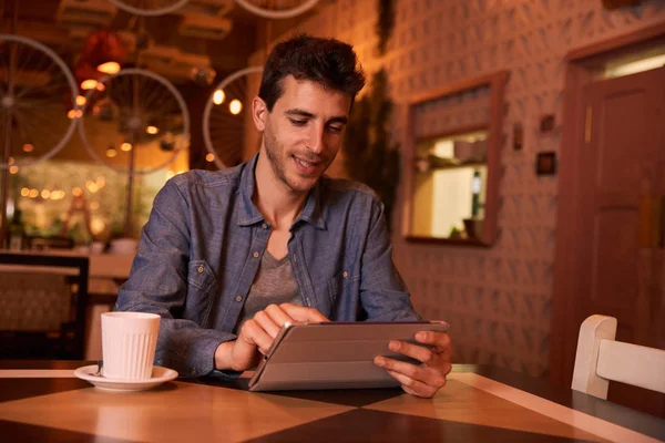 Young man relaxing with tablet — Stock Photo, Image