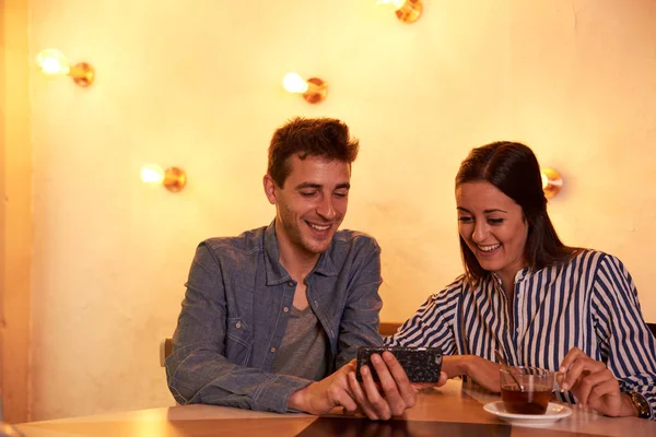 Couple looking at smartphone — Stock Photo, Image