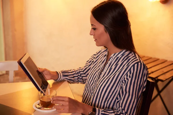Молодая женщина с табличкой и чашкой чая — стоковое фото