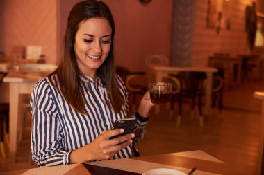 Genç kadın smartphone cep telefonu ile mesaj okuma