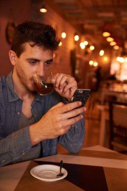 Genç adam akıllı telefon kullanıyor. 