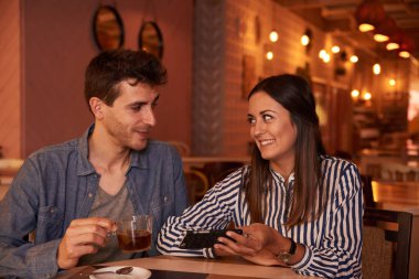 Restoranda oturan çekici genç Çift