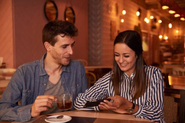 Restoranda oturan çekici genç Çift