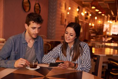 Restoranda oturan çekici genç Çift