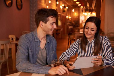 tablet ile genç bir çift 