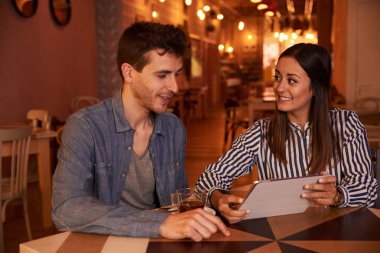 tablet ile genç bir çift 