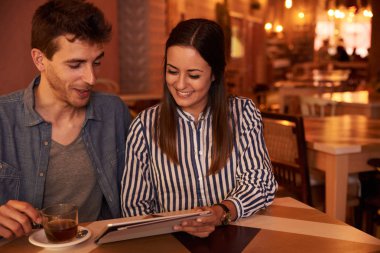 tablet ile genç bir çift 