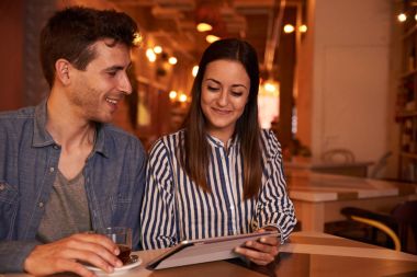 tablet ile genç bir çift 