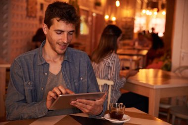 Genç adam tablete yazma