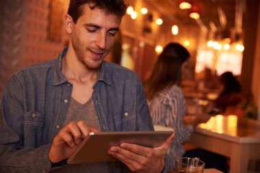 Genç adam tablete yazma