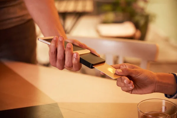 Kredi kartı ile ödeme makine el — Stok fotoğraf