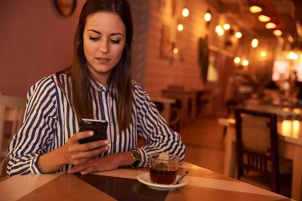 Mujer joven usando smartphone — Foto de Stock