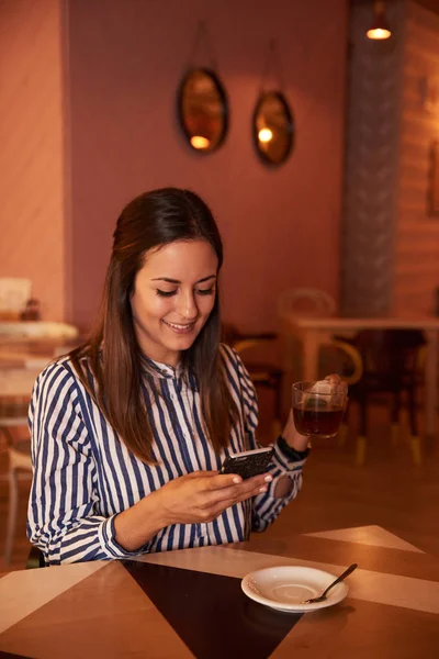 Young woman using smartphone — Stock Photo, Image