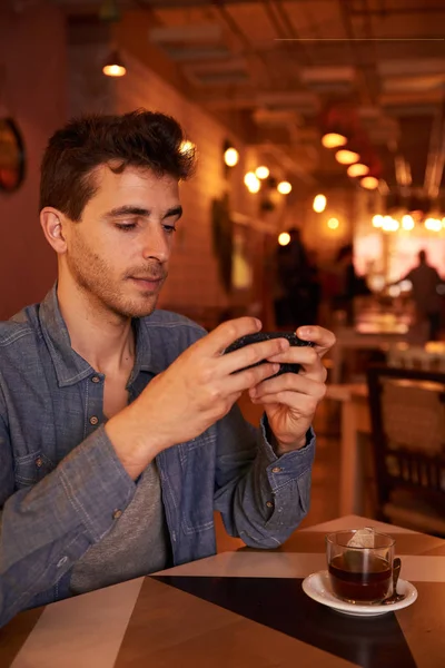 Genç adam akıllı telefon kullanıyor. 