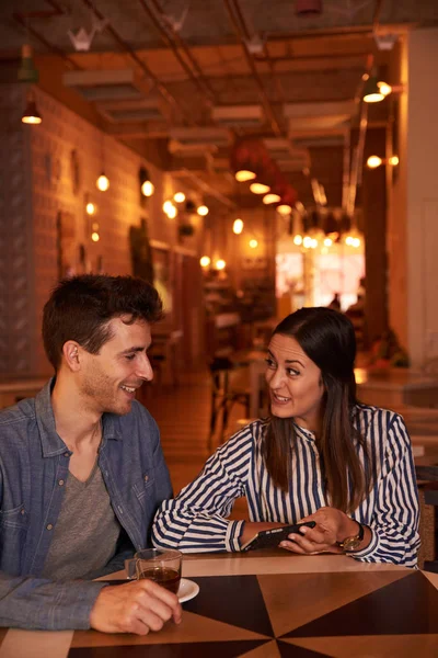 Привлекательная молодая пара, сидящая в ресторане — стоковое фото