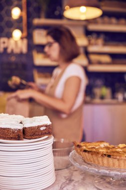 Lezzetli kurabiyeler ve tabak içinde tart