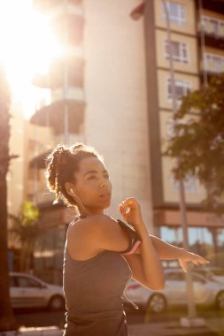 bazı germe egzersizleri yapıyor kadın