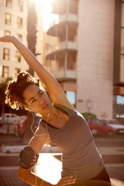 bazı germe egzersizleri yapıyor kadın