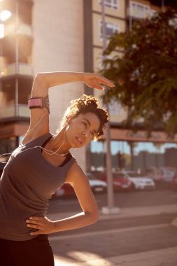 bazı germe egzersizleri yapıyor kadın