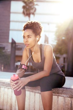 şişe su ile istirahat kadın 