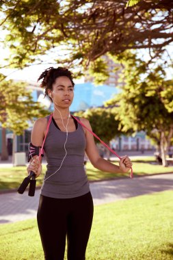 genç kadın ip atlama ile dinlenme