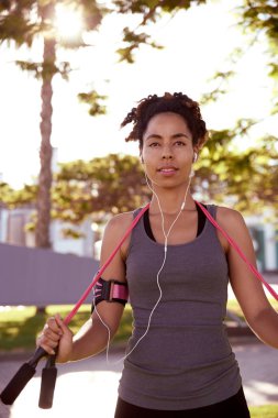 genç kadın ip atlama ile dinlenme